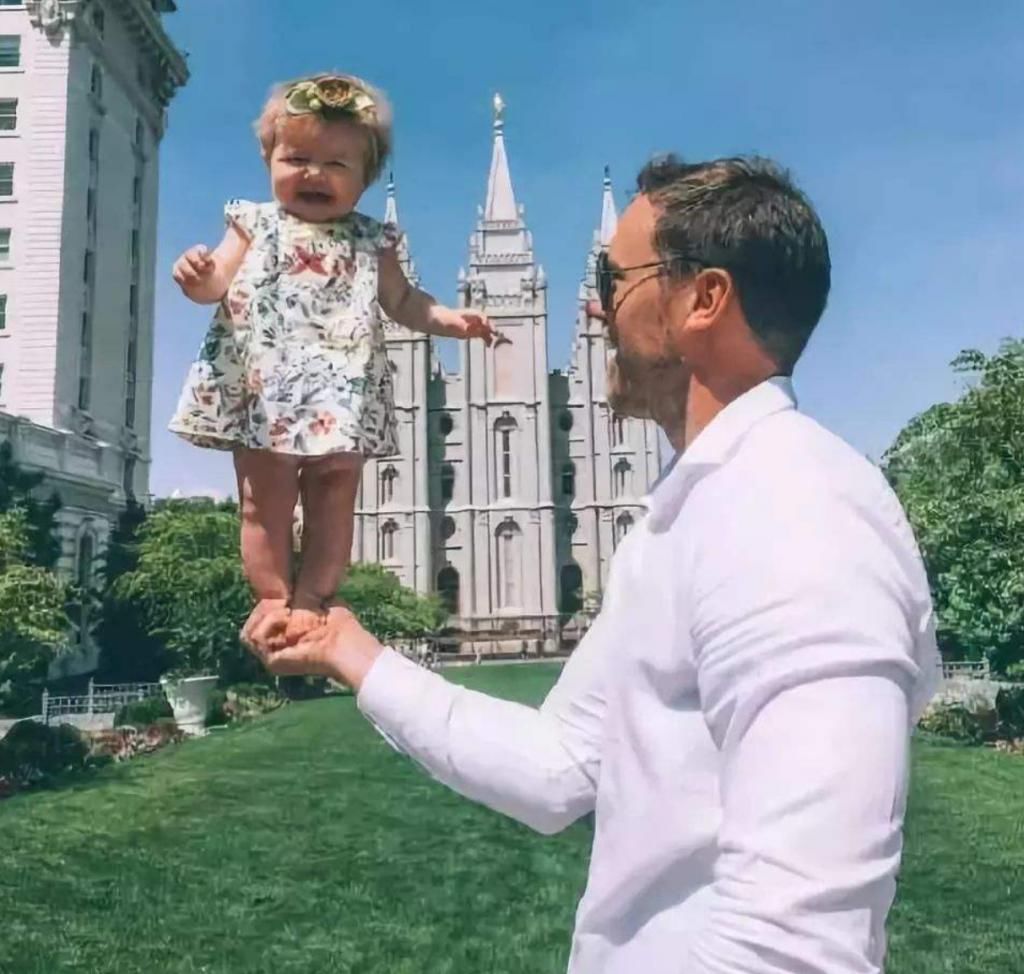 忍俊不禁|地铁上，陌生女乘客靠爸爸肩膀睡着，孩子的反应令人忍俊不禁