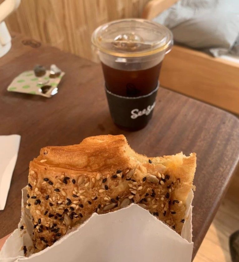 月光落在左手上!上海惊现透明房子!独处24小时,吃饭睡觉全程被围观!有人从外地赶来体验…