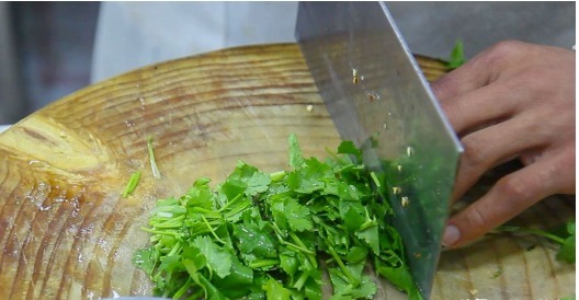 油炸|厨师长教你油炸花生的做法,掌握这个诀窍,花生米再也不会炸老