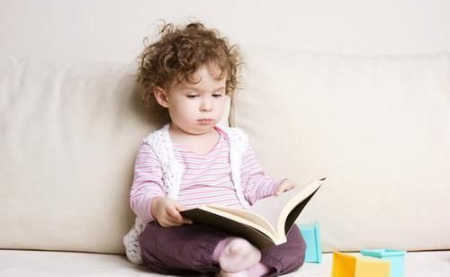 育儿百科|3岁儿子吃了半包干燥剂,妈妈的动作救了娃,医生竖起大拇指称赞