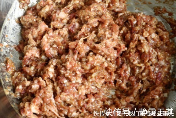 炸肉丸子,加淀粉还是面粉?多加1样,学会4技巧,外酥里嫩不油腻