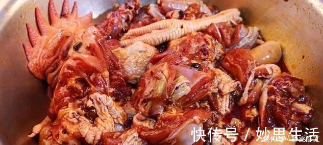 炖鸡时,要不要先焯水?大厨:教你正确做法,鸡肉鲜香又入味