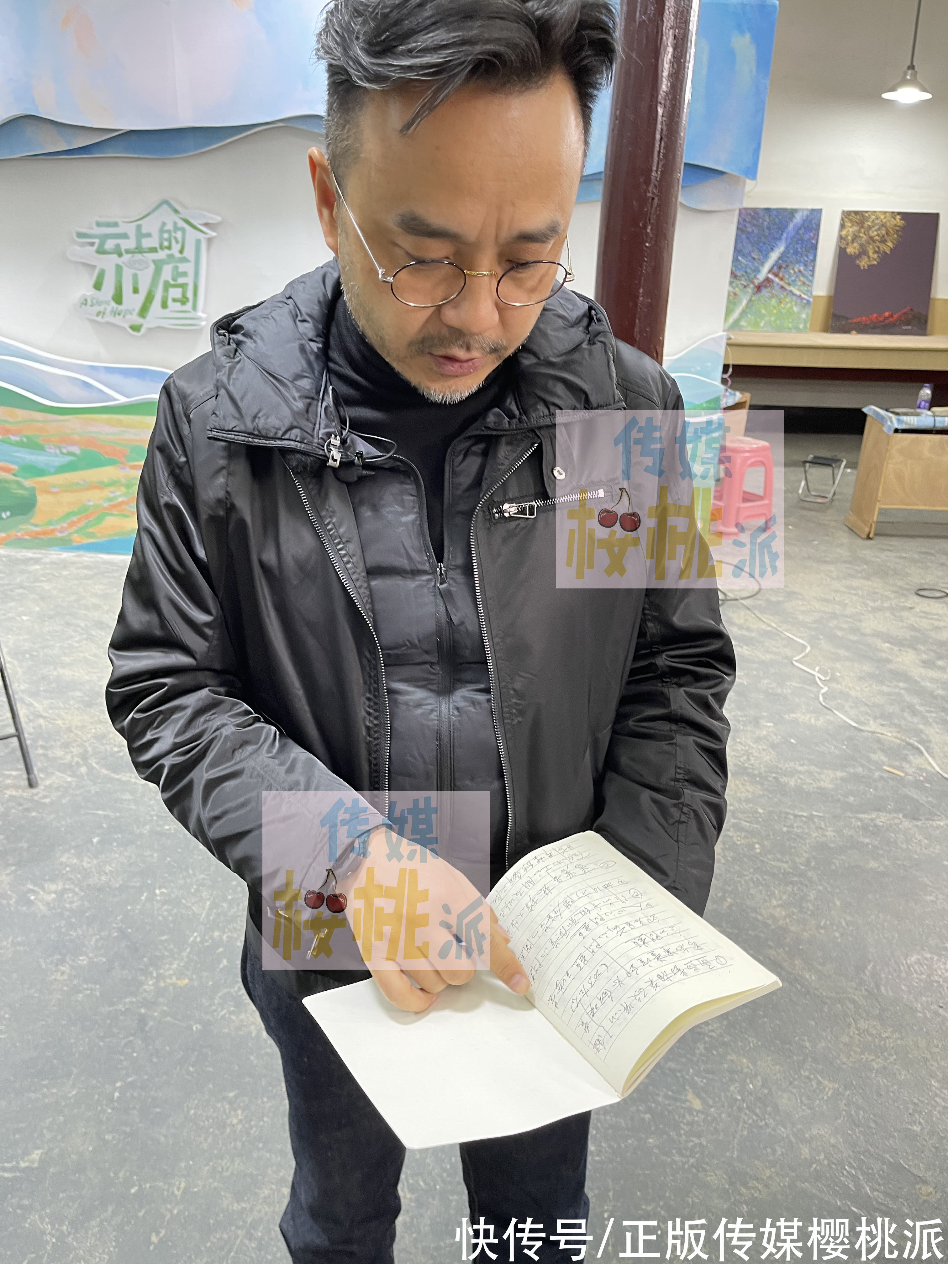 汪涵在長(zhǎng)沙農(nóng)村開(kāi)店，堅(jiān)持素顏出鏡還現(xiàn)場(chǎng)摳腳，變成鄉(xiāng)野知心大哥