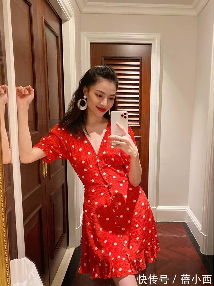 紫色|钟楚曦的身材真绝了,穿吊带上衣没赘肉,配半身裙曲线流畅好吸睛