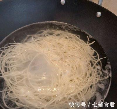 想吃|山东打卤面的家常做法,鲜香味浓,卤色红润,让你吃了还想吃