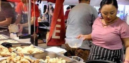 中国夫妻英国卖特色小吃,30元一份,一天卖500份,老外真好吃