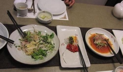 尴尬死韩国人请吃“大餐”,一桌80多道菜,我却“无从下嘴”