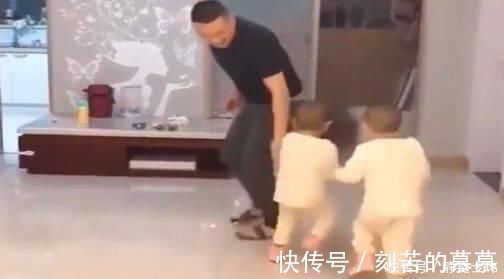 快乐源泉|爸爸“家暴”妈妈,双胞胎的反应亮了,果然是亲生的