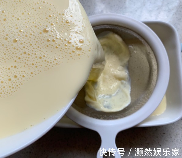 烤箱|1个鸡蛋1盒奶,搅一搅烤一烤就上桌,蓬松柔软,比蛋糕还好吃