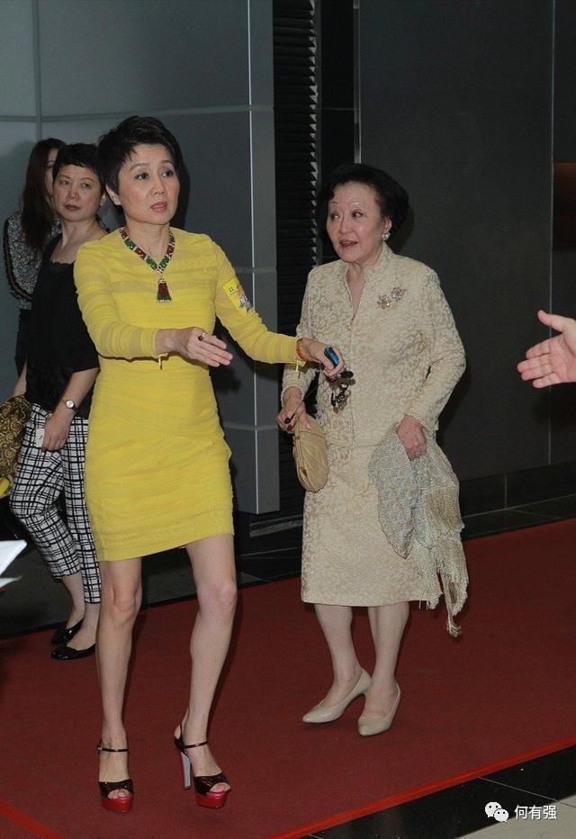 赌王|赌王四太梁安琪真有品味,黄色连衣裙气场全开,剪超短发利落大气