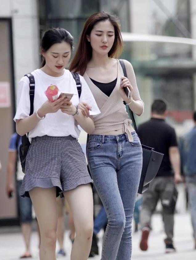 简洁|街拍小姐姐黑白横条纹的裙子搭配,简洁素雅还让身材更匀称