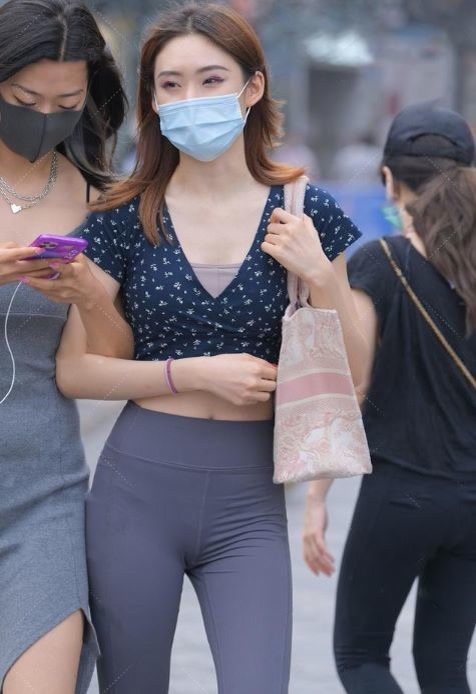 美的 年轻女生就是会穿,露脐衫配牛仔裤,轻松穿出小蛮腰,靓丽又清爽