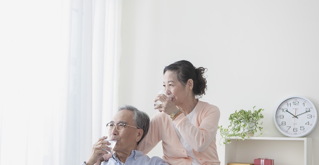 晨起一杯水对身体健康好处多,但5种水不宜多喝,希望你能喝对