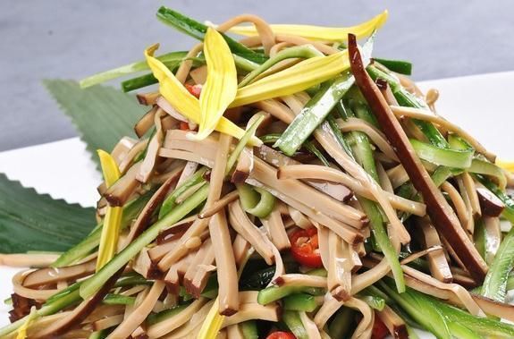 黄瓜和此物一起吃，血管畅通了，身材苗条了，女性不想显老可试试