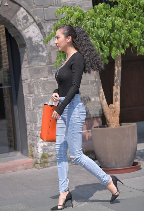 十足|街拍黑色“紧身”上衣,搭配紧身牛仔裤,发型个性十足,性感