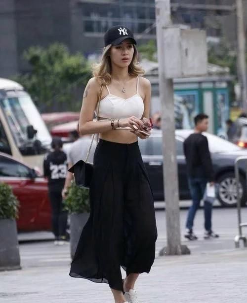 骄傲|小姐姐黑色的秀发,中长款的穿搭掩饰不住骄傲的身材