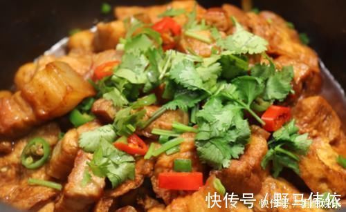 色香味|五花肉这样做真过瘾，不加水不加油，简单2步，上桌连汤汁都不剩