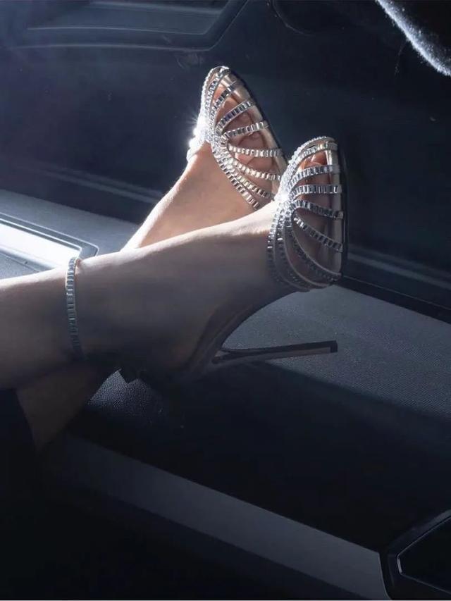 参考价格 翻了身的“土味凉鞋”,这次成了时髦精心中的C位