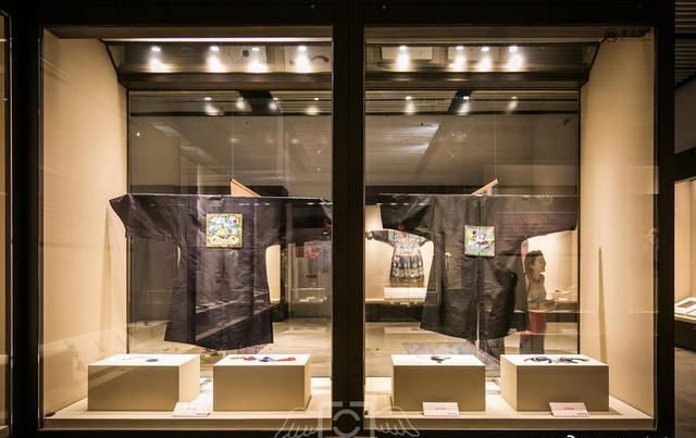 错误|电视剧中太多错误,这才是真正清朝人的衣服,实拍满族服饰展