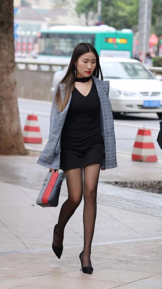 气质满满的连衣裙搭配，绽放青春的时尚魅力，休闲又不失潮流的感觉