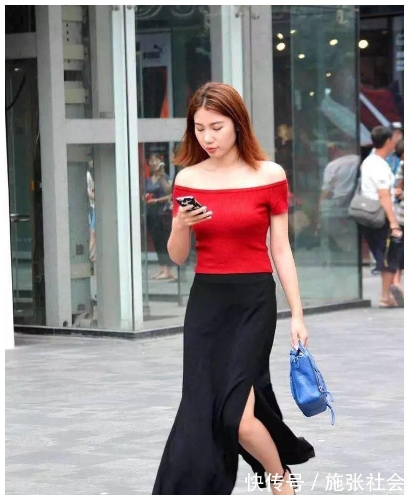 高跟凉鞋 小姐姐脚上踩着一双一字带的高跟凉鞋,充满着优雅又迷人的气息