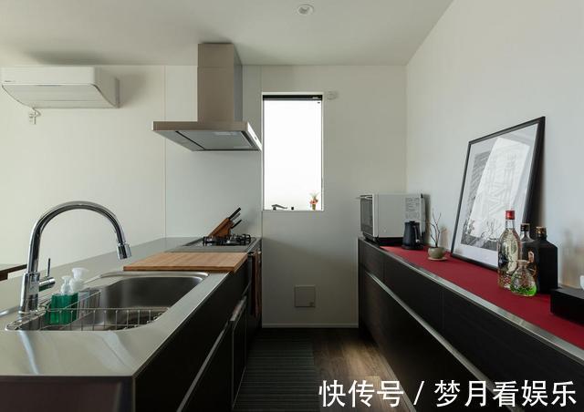 下雨天|顶楼复式,楼梯装家里占面积又碍事,不如把楼梯口封了挪到露台上
