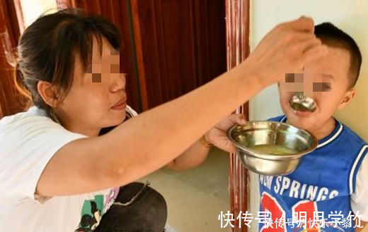 医生|孩子2岁能吃“大人饭”吗？医生：低于这个年龄，再馋也别喂