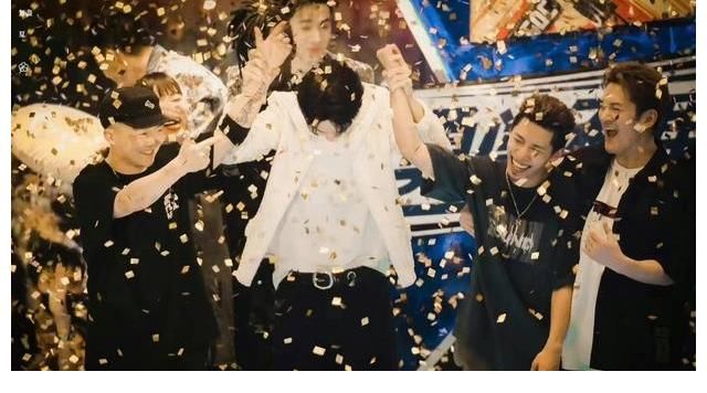 王一博率領(lǐng)一波王炸奪冠非議聲不斷：成績斐然實屬情理之中