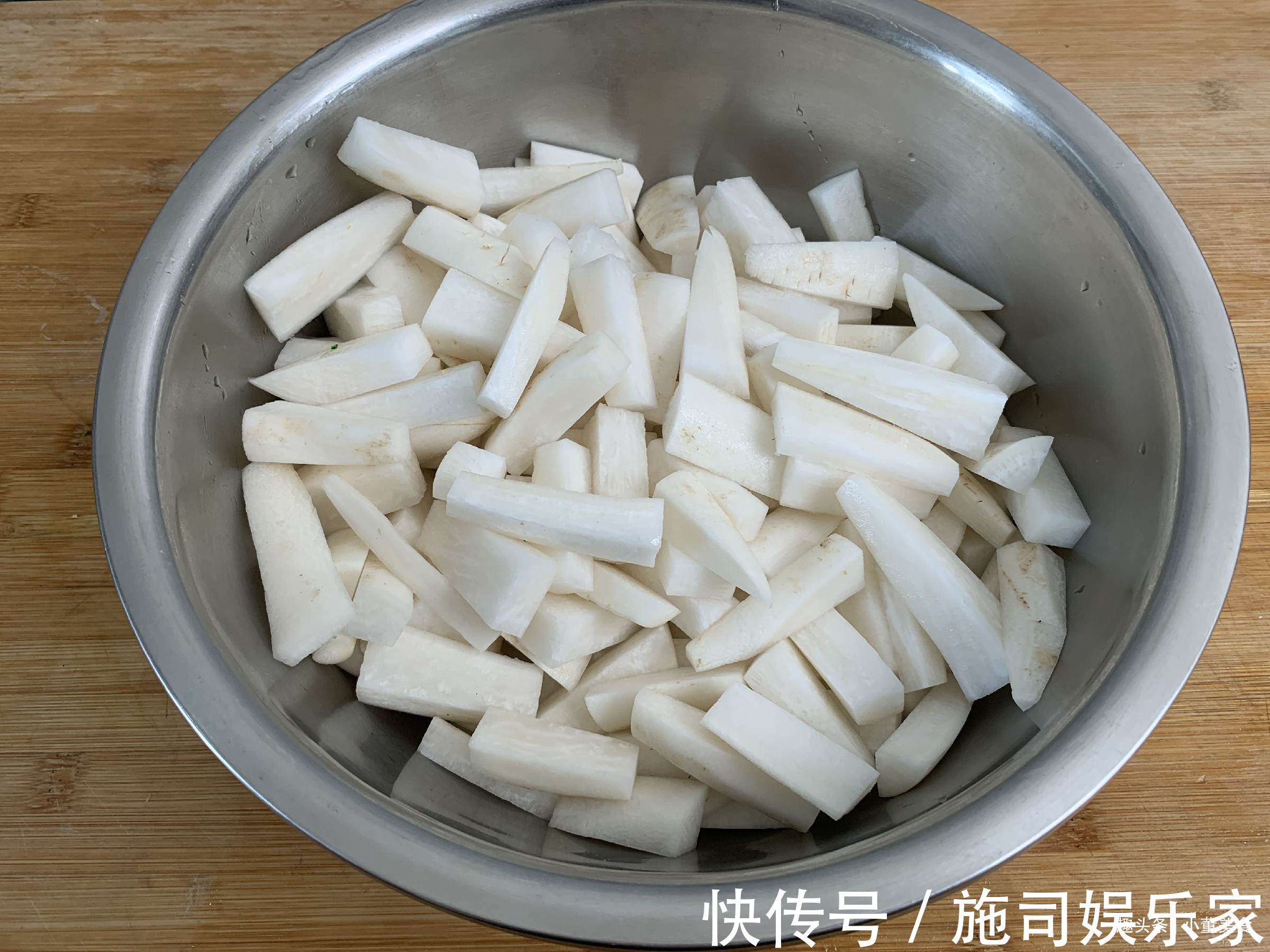 晾晒|冬天自制腌萝卜，教你酒店不外传的做法，隔天就能吃，脆爽又下饭