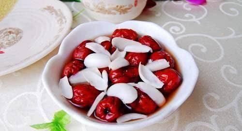 来月经期间,为什么很多女性身上会有“鱼腥味”,终于弄明白了