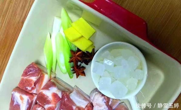 炒糖色,用糖还是用油?大厨教你一招,糖色更红亮,微甜不苦涩