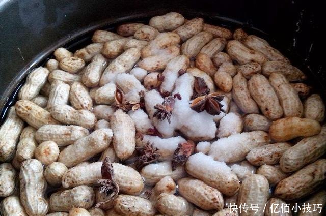 煮花生时,直接加水煮就错了,加点“它”,花生更香更入味