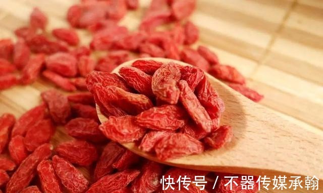 一段时间|坚持睡前干吃5粒枸杞，一段时间后，身体得到了什么？不妨了解下