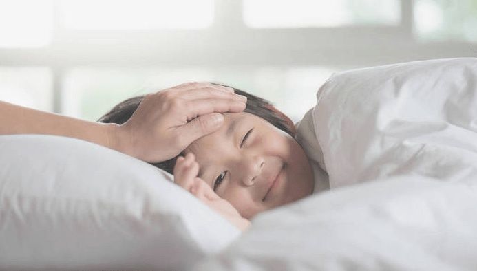 影响孩子|孩子睡眠不足会变笨？附0-18岁最佳睡眠时间表