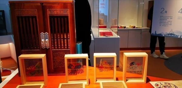  文房四宝|云上鉴宝、科举状元棋、“文房四宝”文具套盒 这个展台为啥吸引人