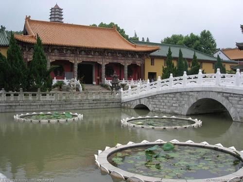 庐山千年古寺，不收门票，还免费吃斋饭，但穿这种衣服的人不能进