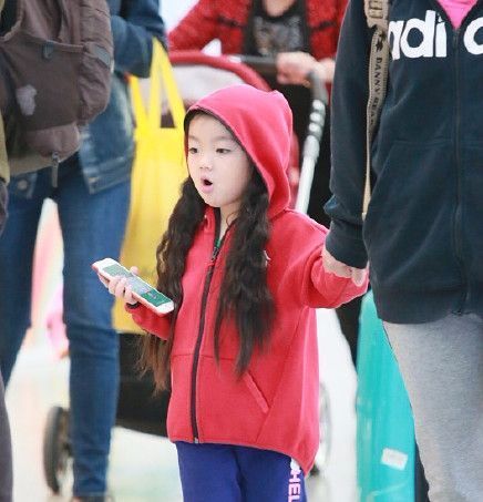 雅涵|阿拉蕾新发型和贝小七撞了,一身运动装拿着手机哈欠连天