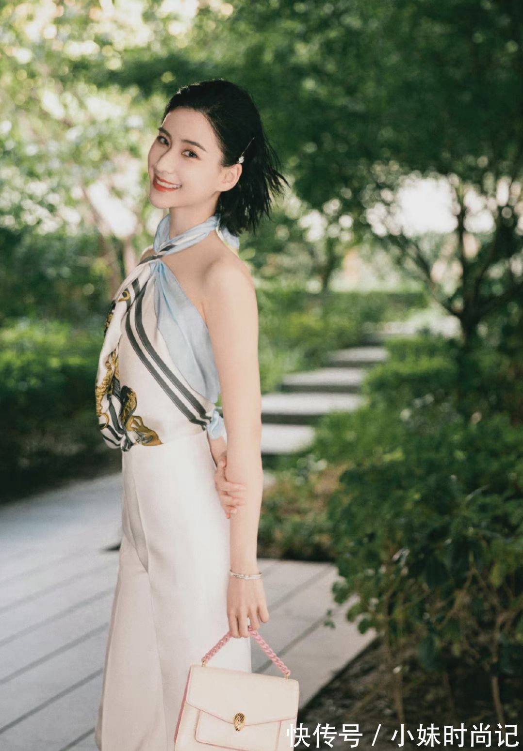 纯白色|何超莲穿衣真“大胆”,丝巾直接当挂脖上衣性感迷人,又美出圈了