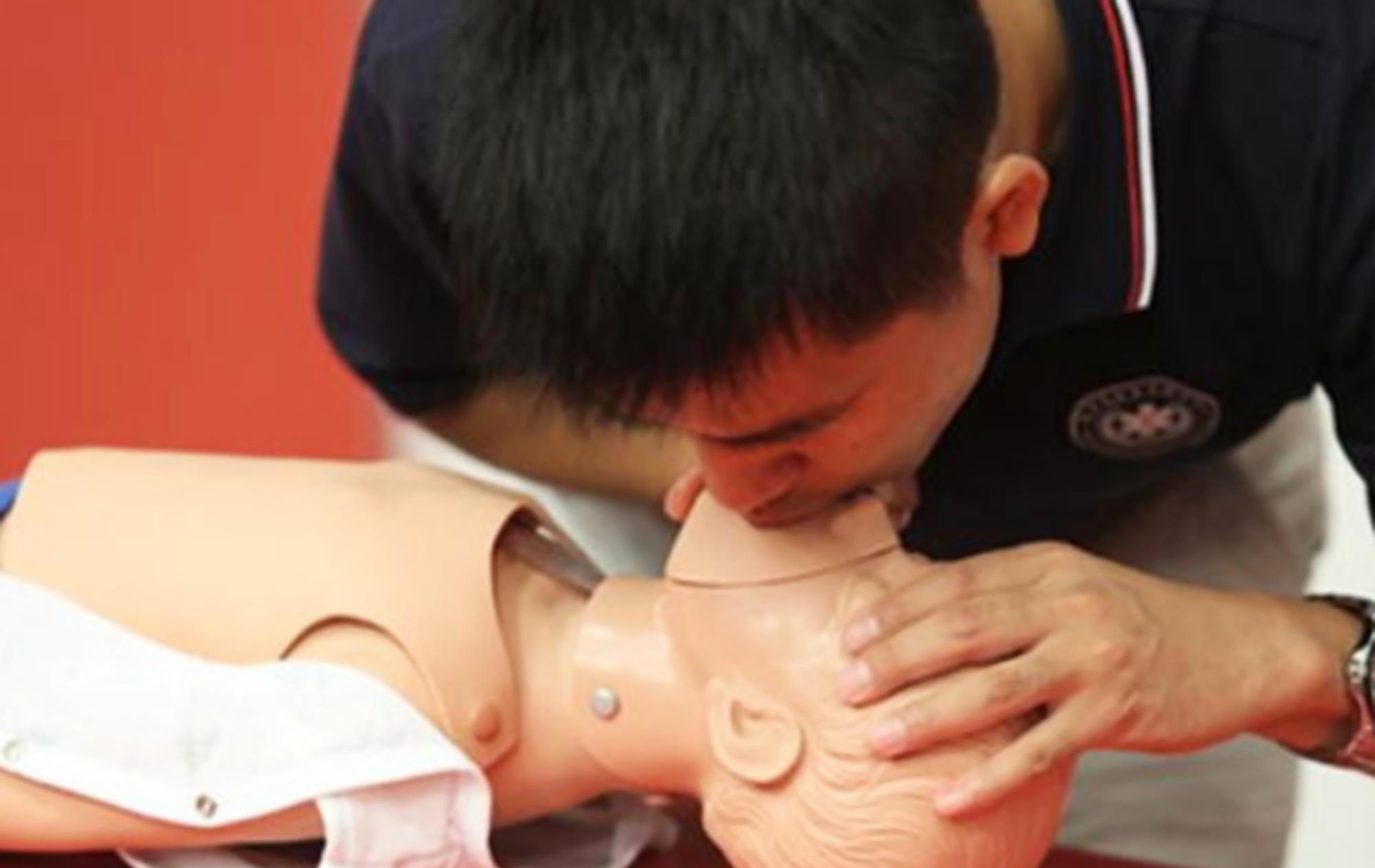 李艾|新生儿呛奶的“抢救时间”很短,区区十分钟,这些步骤不容出错