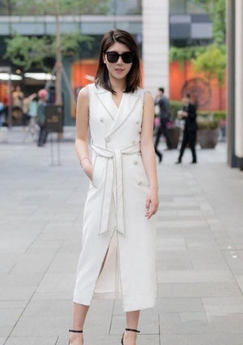 穿搭|小姐姐白色背心，搭配灰色瑜伽裤，轻松穿出魅力的女人味！