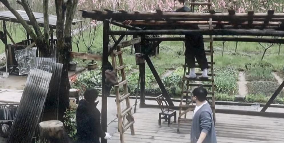 46岁何炅老师也难敌变老?录综艺时额头戴假发片,两鬓发量稀疏