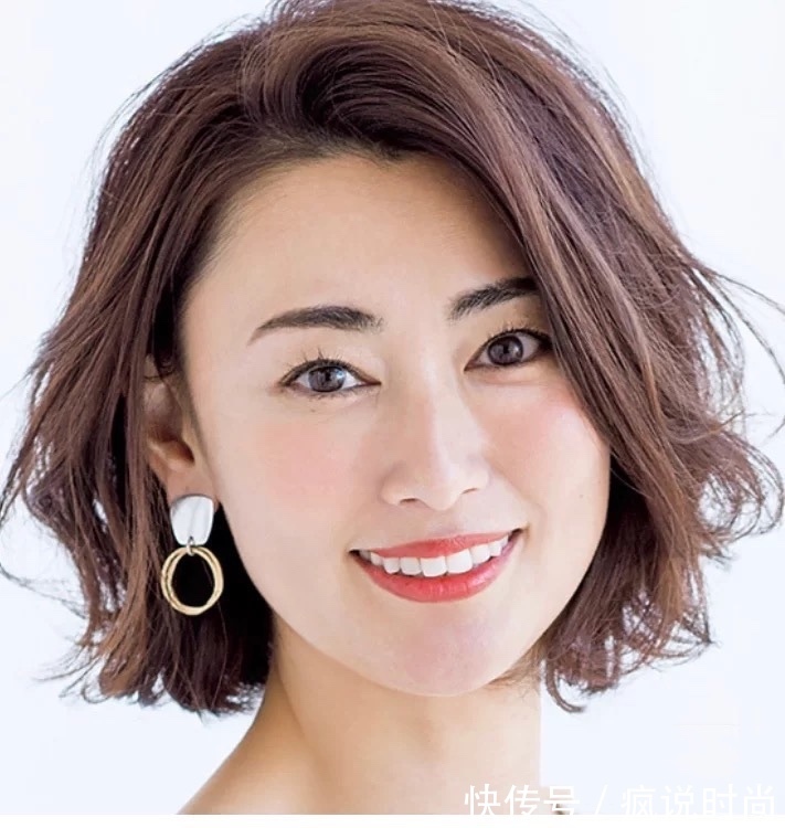 烫发 适合50岁大圆脸女人的发型，选择适合自己的发型，才更显年轻