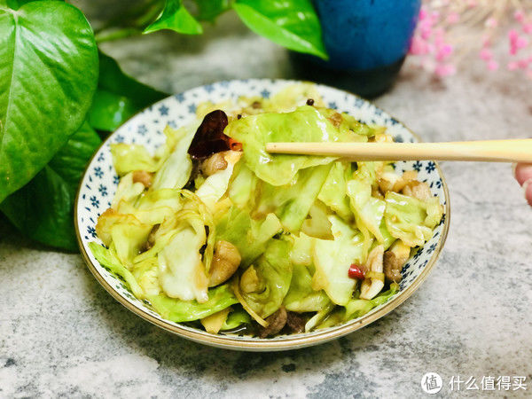 干辣椒|做手撕包菜，应该焯水还是过油？教你正确做法，爽脆清甜还不出水
