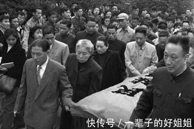 翟秋白@史上排场最大葬礼宋庆龄主持,巴金矛盾等人抬棺,十万人送行