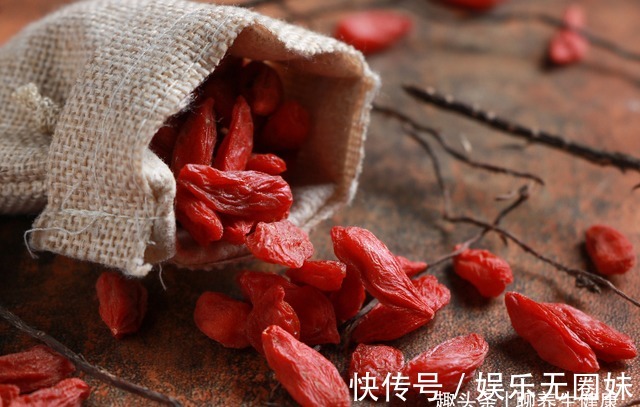 睡眠质量|每天临睡前，坚持吃5粒枸杞，一段时间后，身体会收获4大好处！