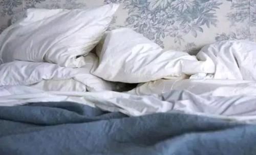 进入中年,起床时最好不要做这些“短命”的事,能改正的都要改了