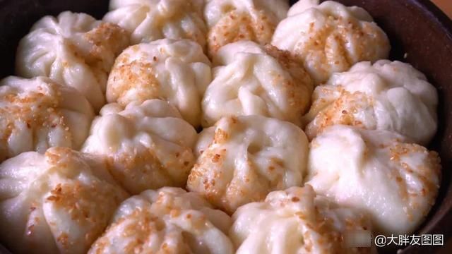 水煎包怎么做才好吃？教你煎出薄薄的脆底，皮薄馅大，肉嫩多汁