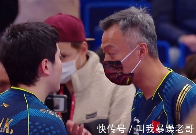 梁靖崑|梁靖崑4-3死里逃生!中国球迷全体起立,在美国高举红旗呐喊喝彩