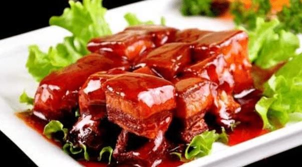红烧肉焯不焯水？不加一滴水，不炒糖色，出锅红亮诱人，肥而不腻