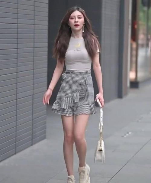 小姐姐穿格纹裙秀身材,这样的造型特别显身材